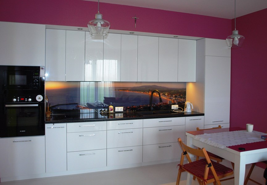 Białe meble do kuchni z połyskiem