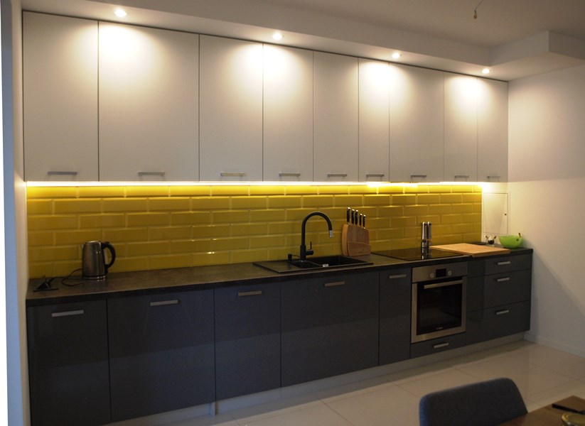 Kuchnia w nowoczesnym stylu z podświetlanym blatem