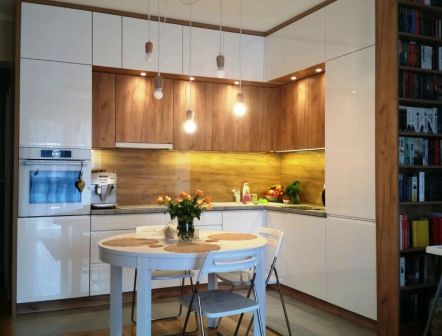 Połyskujące białe meble do kuchni na zamówienie