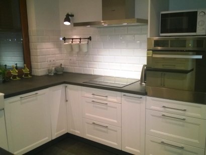 Biała kuchnia z drewnianymi blatami