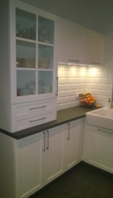 Szafka na wymiar umiejscowiona na blacie