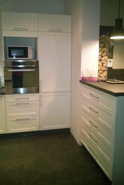 Piekarnik zabudowany w białe meble