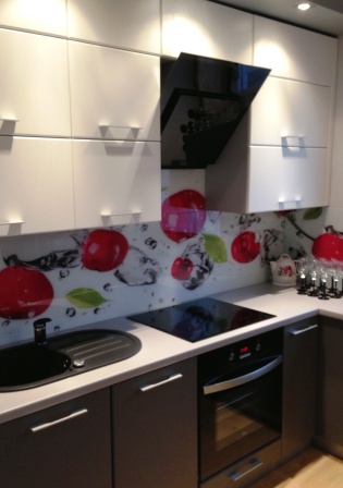 Kwiatowy motyw zestawiony z białymi meblami kuchennymi