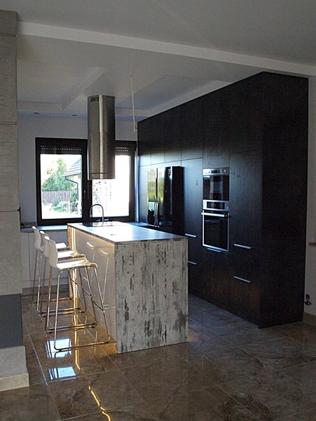 Brązowe meble emitujące drewno do kuchni