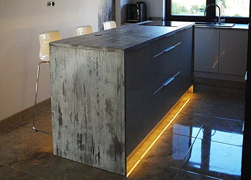 Drewniana wyspa z podświetleniem LED w kuchni