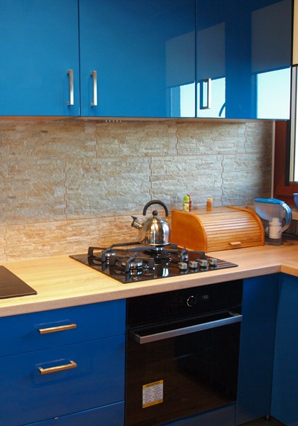 Chlebak na drewnianym blacie